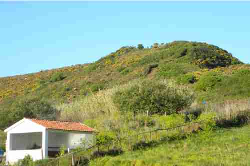 O Castro dos Mouros visto dende o camiño